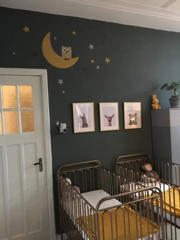 Donkergroene babykamer met gouden maan en warme okergele accenten
